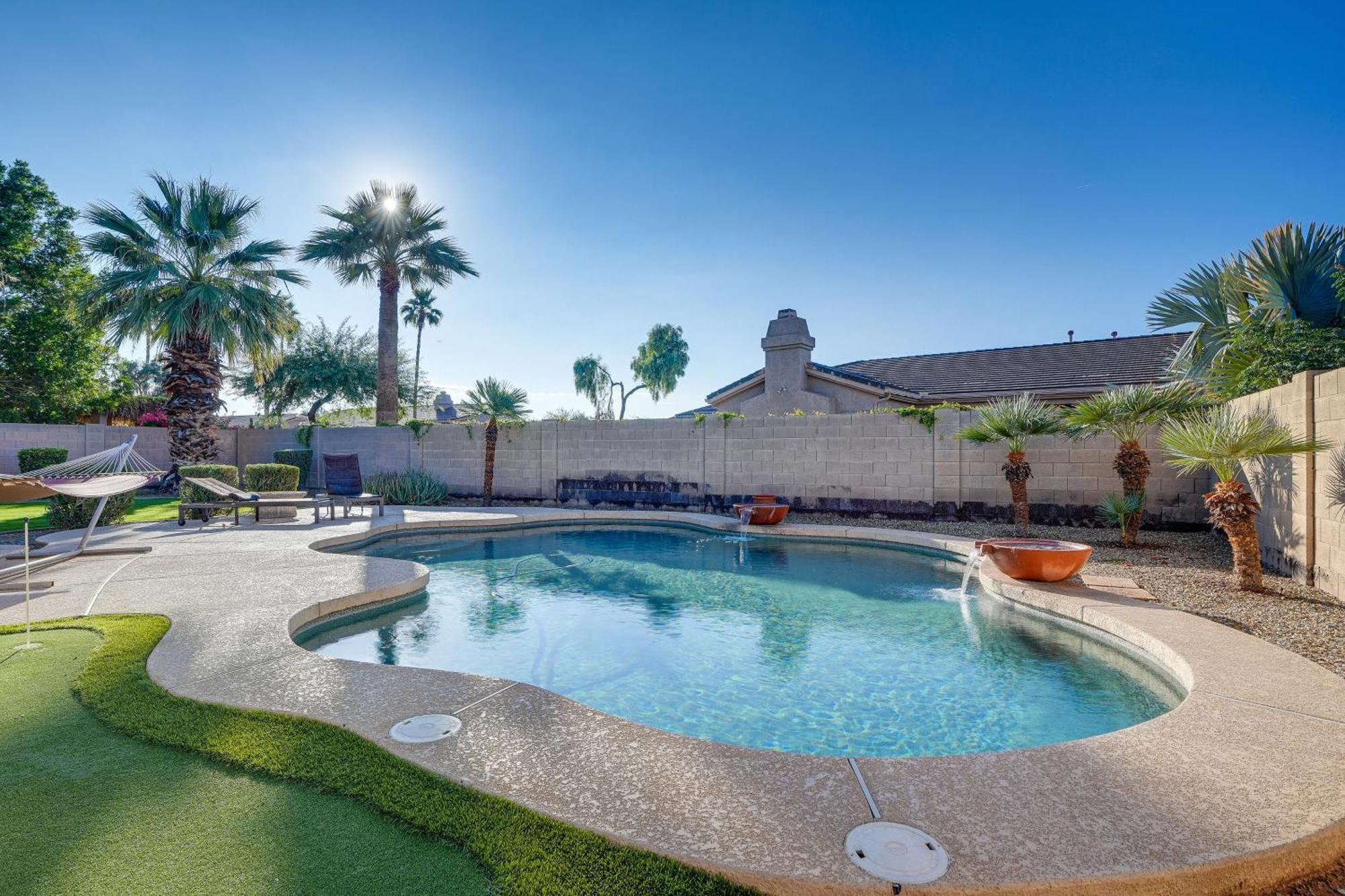 Goodyear Group Getaway With Pool And Putting Green Buitenkant foto